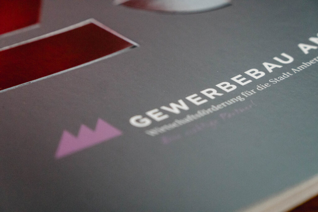 STILAGENT-Werbeagentur-Gestaltung-Broschüre-Wirtschaftsfoerderung-Amberg-02 STILAGENT Grafikdesign Gestaltung der Broschüre für die Gewerbebau Amberg GmbH - Titelseite Prägung